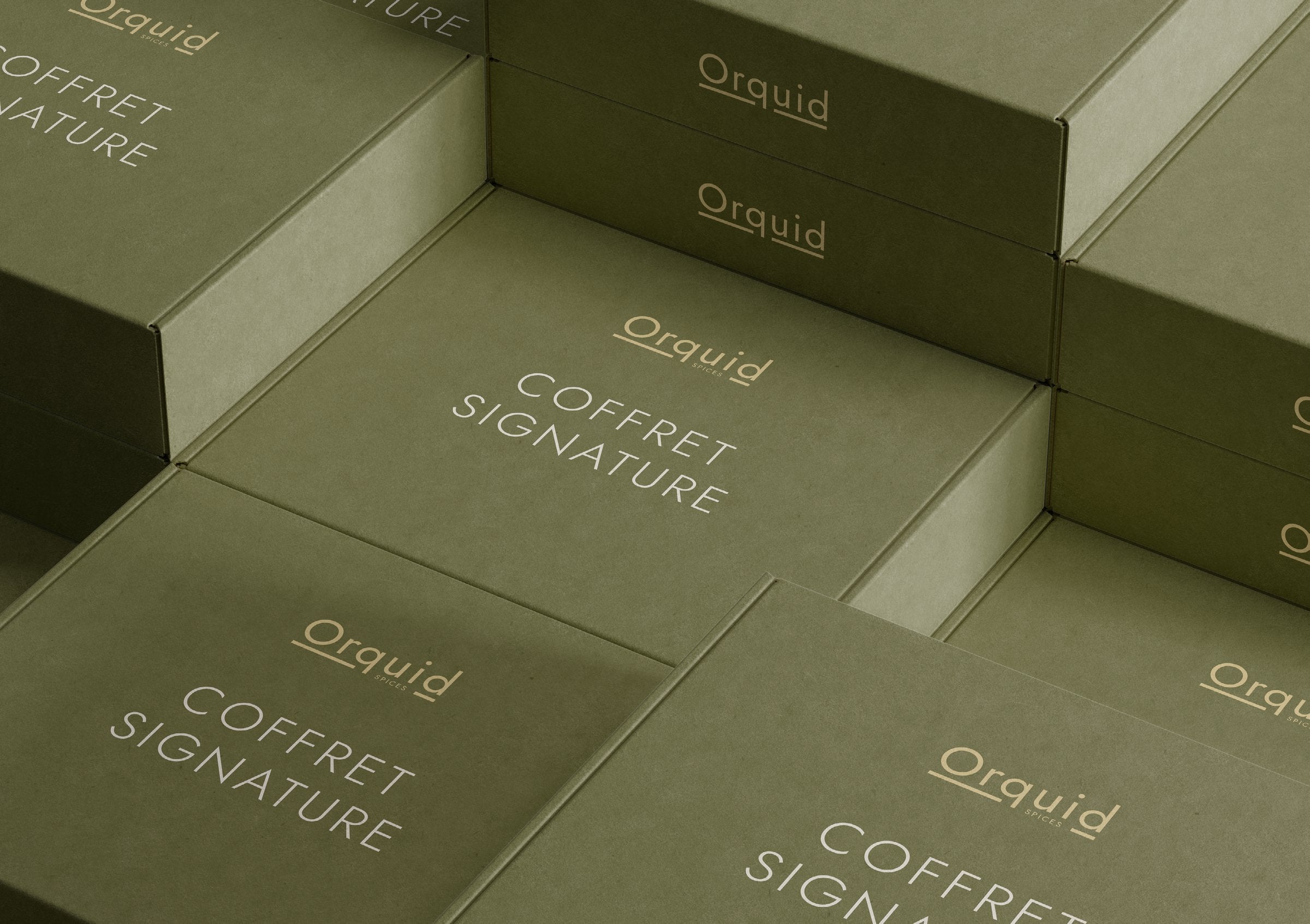 Coffrets ORQUID gravés, dans la teinte vert abyssal de la maison.